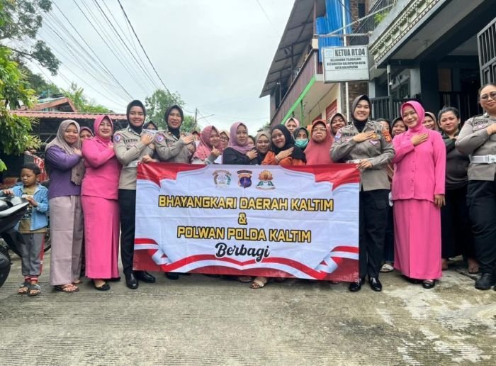 Polwan Dit Lantas Polda Kaltim dan Bhayangkari Berbagi Tali Asih Untuk Warga