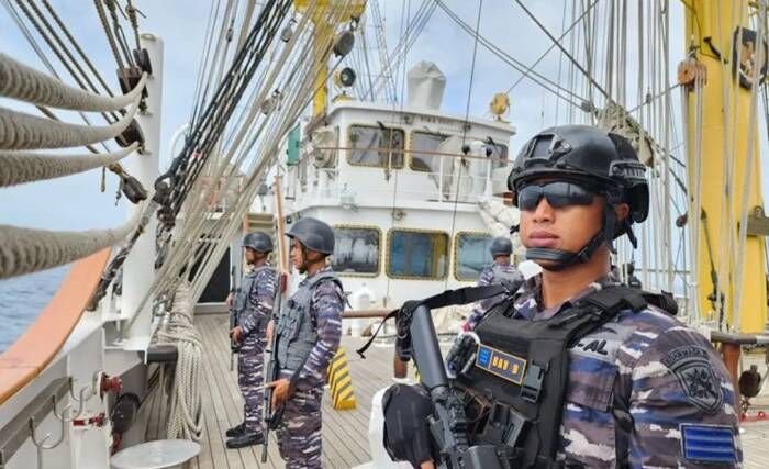 Foto ilustrasi - Prajurit TNI AL siaga di atas kapal perang (KRI). FOTO : ANTARA/HO-Dinas Penerangan TNI AL