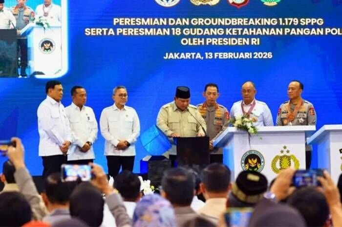 Presiden Prabowo Subianto dalam acara peresmian dan groundbreaking 1.179 Satuan Pelayanan Makan Bergizi Gratis (SPMBG) serta peresmian 18 gudang ketahanan pangan Polri, di Jakarta, Jumat (13/2/2026). FOTO: ANTARA/HO-Polri