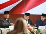 Presiden Prabowo Subianto (kiri) didampingi Menko Perekonomian Airlangga Hartarto (tengah) dan Sekretaris Kabinet Teddy Indra Wijaya (kanan) memberikan sambutan saat Bussines Summit di Washington DC, Amerika Serikat, Rabu (18/2/2026). FOTO : ANTARA FOTO/Hafidz Mubarak A/YU