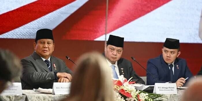 Presiden Prabowo Subianto (kiri) didampingi Menko Perekonomian Airlangga Hartarto (tengah) dan Sekretaris Kabinet Teddy Indra Wijaya (kanan) memberikan sambutan saat Bussines Summit di Washington DC, Amerika Serikat, Rabu (18/2/2026). FOTO : ANTARA FOTO/Hafidz Mubarak A/YU