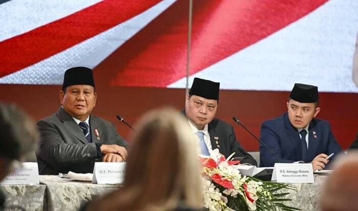Presiden Prabowo Subianto (kiri) didampingi Menko Perekonomian Airlangga Hartarto (tengah) dan Sekretaris Kabinet Teddy Indra Wijaya (kanan) memberikan sambutan saat Bussines Summit di Washington DC, Amerika Serikat, Rabu (18/2/2026). FOTO : ANTARA FOTO/Hafidz Mubarak A/YU