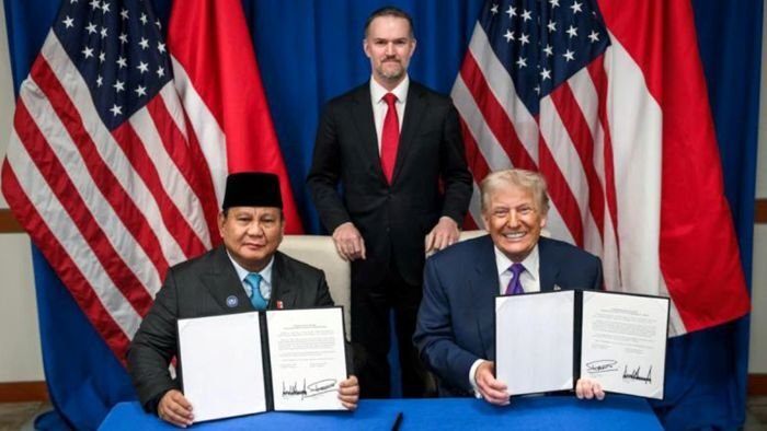 Presiden RI Prabowo Subianto dan Presiden Amerika Serikat Donald Trump mendatangani perjanjian perdagangan timbal balik di Washington DC, Amerika Serikat, pada Kamis (19/2/2026). Foto: BorneoFlash/ANTARA/HO-Sekretariat Kabinet
