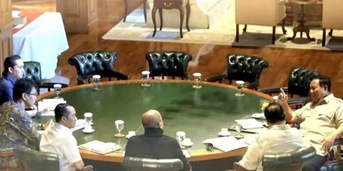 Presiden RI Prabowo Subianto memimpin rapat terbatas bersama sejumlah pejabat di sektor perekonomian guna membahas strategi perundingan ekonomi dengan Amerika Serikat, di Hambalang, Kabupaten Bogor, Jawa Barat, Minggu (15/2/2026). FOTO : ANTARA/HO-Sekreta