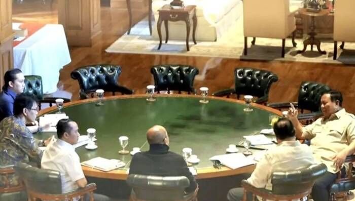 Presiden RI Prabowo Subianto memimpin rapat terbatas bersama sejumlah pejabat di sektor perekonomian guna membahas strategi perundingan ekonomi dengan Amerika Serikat, di Hambalang, Kabupaten Bogor, Jawa Barat, Minggu (15/2/2026). FOTO : ANTARA/HO-Sekretariat Kabinet/pri.