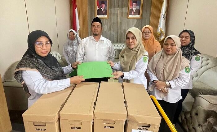 Prosesi serah terima ratusan berkas arsip penting dari Bagian Persidangan dan Perundangan kepada Bagian Umum dan Kepegawaian Sekretariat DPRD Kabupaten Kutai Timur, Pada Rabu (11/2/2026). Foto: HO/Setwan dprdkutim