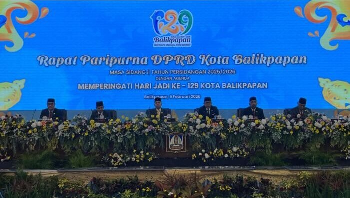 Rapat Paripurna Dewan Perwakilan Rakyat Daerah (DPRD) Balikpapan, dalam rangka peringatan Hari Jadi ke-129 Kota Balikpapan digelar di Grand Senyiur Hotel Balikpapan, pada Senin (9/2/2026). Foto: BorneoFlash/Niken Sulastri