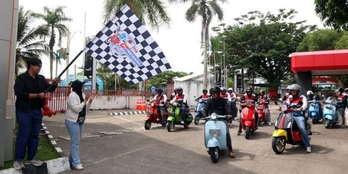 Rombongan Vespa Berpandir 2.0 memulai perjalanan dari kantor Pertamina Patra Niaga Regional Kalimantan dan berakhir di lokasi acara di BSCC Dome, Minggu (15/2/2026). Foto: HO/Pertamina Patra Niaga