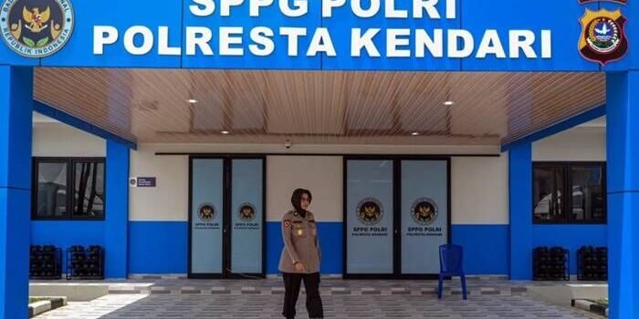 Personel kepolisian berjalan di gedung Satuan Pelayanan Pemenuhan Gizi (SPPG) Polri Polresta Kendari, Sulawesi Tenggara. FOTO: ANTARA/Andry Denisah/wsj. Personel kepolisian berjalan di gedung Satuan Pelayanan Pemenuhan Gizi (SPPG) Polri Polresta Kendari, Sulawesi Tenggara. FOTO: ANTARA/Andry Denisah/wsj.