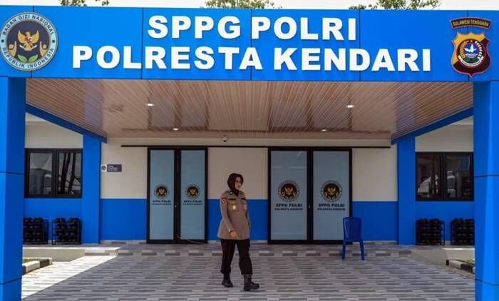 Personel kepolisian berjalan di gedung Satuan Pelayanan Pemenuhan Gizi (SPPG) Polri Polresta Kendari, Sulawesi Tenggara. FOTO: ANTARA/Andry Denisah/wsj.