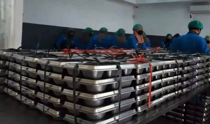 Ilustrasi : Petugas di salah satu SPPG di Kota Malang, Jawa Timur menyiapkan proses pendistribusian paket Makan Bergizi Gratis (MBG). FOTO: ANTARA/Ananto Pradana