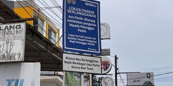Salah satu plang parkir berlangganan yang terpasang di ruas jalan Kota Samarinda. Foto: BorneoFlash/Nur Ainunnisa