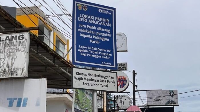 Salah satu plang parkir berlangganan yang terpasang di ruas jalan Kota Samarinda. Foto: BorneoFlash/Nur Ainunnisa