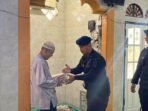Sat Brimob Polda Kaltim melalui Batalyon A Pelopor saat menyalurkan bantuan mushaf Kitab Suci Al-Qur’an kepada Mushola Al Huda yang berlokasi di Jalan Prona 1 RT.26, Kel. Sepinggan Raya, Kec. Balikpapan Selatan, Kota Balikpapan, pada Jumat (20/02/26). Foto: HO/Humas Polda Kaltim
