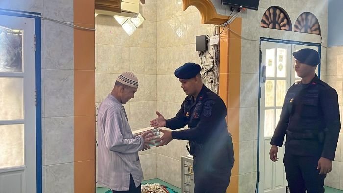 Sat Brimob Polda Kaltim melalui Batalyon A Pelopor saat menyalurkan bantuan mushaf Kitab Suci Al-Qur’an kepada Mushola Al Huda yang berlokasi di Jalan Prona 1 RT.26, Kel. Sepinggan Raya, Kec. Balikpapan Selatan, Kota Balikpapan, pada Jumat (20/02/26). Foto: HO/Humas Polda Kaltim