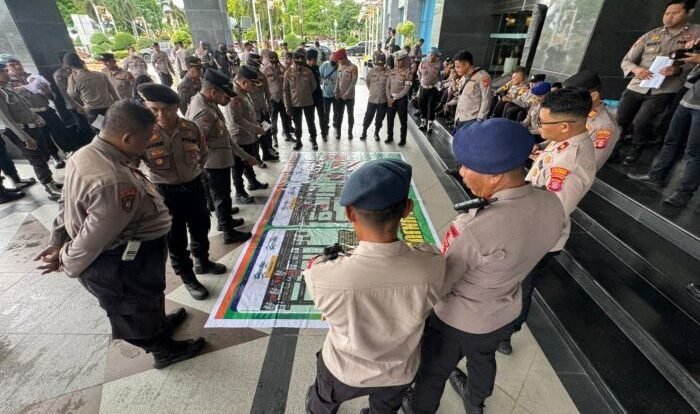 Sat Brimob Polda Kaltim menurunkan satu SSK personel Batalyon B Pelopor untuk melaksanakan pengamanan aksi unjuk rasa di kawasan Kantor Gubernur Kaltim, Jalan Gajah Mada, Samarinda, pada Senin (23/02/26). Foto: HO//Humas Polda Kaltim