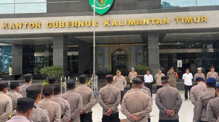 Sat Brimob Polda Kaltim menurunkan satu SSK personel Batalyon B Pelopor untuk melaksanakan pengamanan aksi unjuk rasa di kawasan Kantor Gubernur Kaltim, Jalan Gajah Mada, Samarinda, pada Senin (23/02/26). Foto: HO//Humas Polda Kaltim