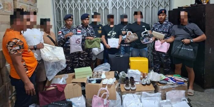 Satgas Gabungan Pamtas RI-Mly Tindak Hukum penyelundupan aksesoris bermerek asal Tawau, Malaysia, di Dermaga Rakyat Jamaker, Kabupaten Nunukan, pada Sabtu (14/2/2026). Foto: HO/Pendam VI/Mlw