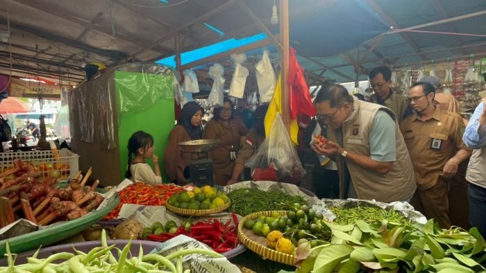 Satgas Pangan Polda Kaltim turun langsung melakukan Inspeksi Mendadak (Sidak) di Pasar Pandansari, Balikpapan Barat, pada Selasa (24/2/2026). Foto:BorneoFlash/Niken Sulastri