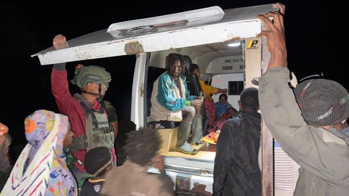 Satgas Yonif 613/Raja Alam bersama masyarakat Kampung Purbalo melaksanakan evakuasi terhadap seorang warga yang sakit dan membutuhkan penanganan medis lanjutan, pada Sabtu (28/01/2026). Foto: HO/Pendam VI/Mlw