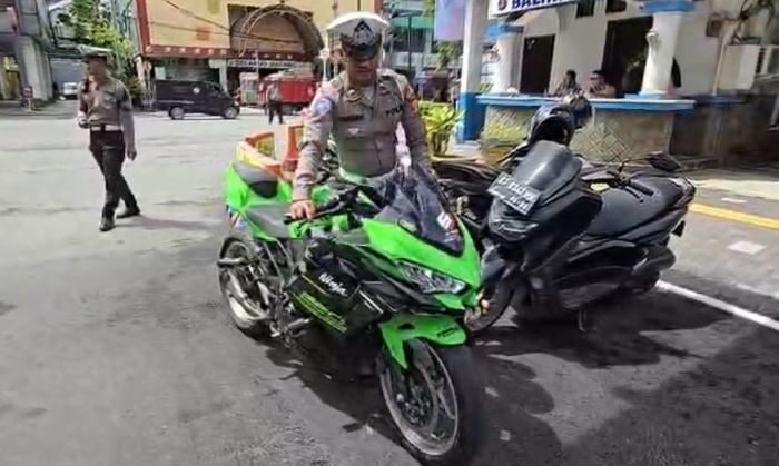 Satlantas Polresta Balikpapan menggelar Operasi Keselamatan Mahakam 2026, di depan plaza balikpapan, pada Senin (2/2/2026). Foto: BorneoFlash/Niken Sulastri