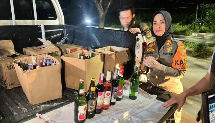 Satpol PP Samarinda dalam Operasi Gabungan menemukan sejumlah Miras disalah satu warung remang-remang. Foto: BorneoFlash/Nur Ainunnisa