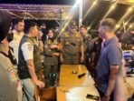 Satpol PP Samarinda merazia kafe yang berada di Jl Pelita 3. Foto: BorneoFlash/Nur Ainunnisa