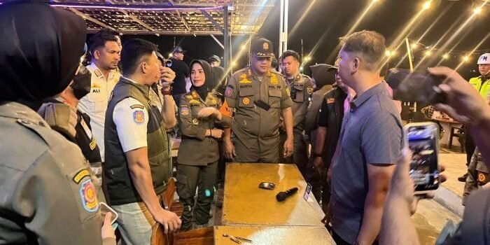 Satpol PP Samarinda merazia kafe yang berada di Jl Pelita 3. Foto: BorneoFlash/Nur Ainunnisa