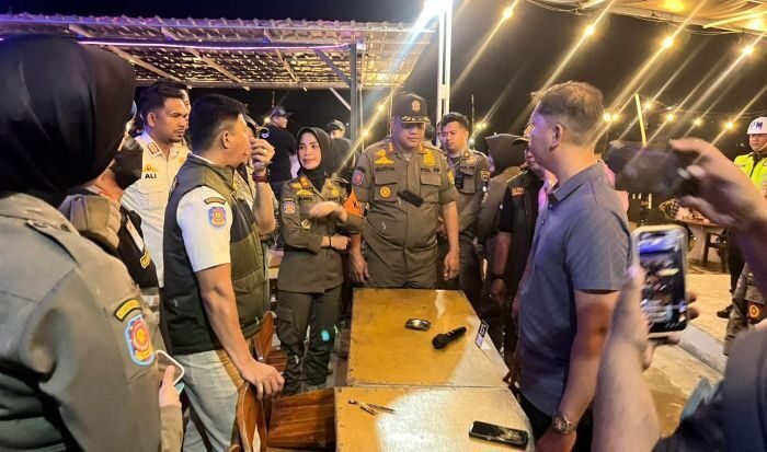 Satpol PP Samarinda merazia kafe yang berada di Jl Pelita 3. Foto: BorneoFlash/Nur Ainunnisa