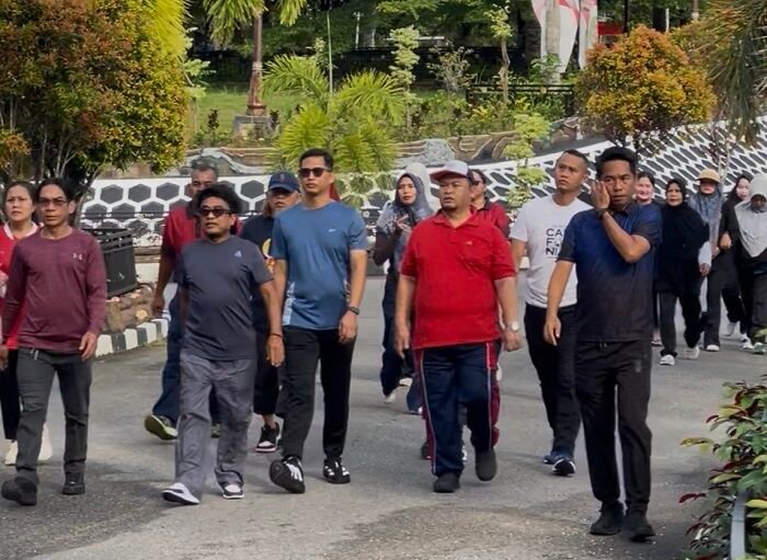 Sekwan dan Ketua DWP DPRD Kutim Gelar Jalan Sehat dan Senam Bersama