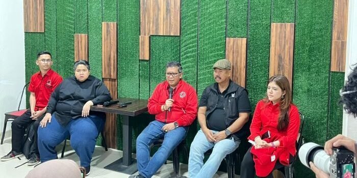 Sekretaris Jenderal PDI Perjuangan, Hasto Kristiyanto, saat ngopi bareng media di Sekretariat DPD PDI Perjuangan Kaltim, Jalan Abdul Wahab Syahranie, Sempaja Selatan, Samarinda Utara, pada Senin (2/2/2026). Foto: BorneoFlash/Nur Ainunnisa