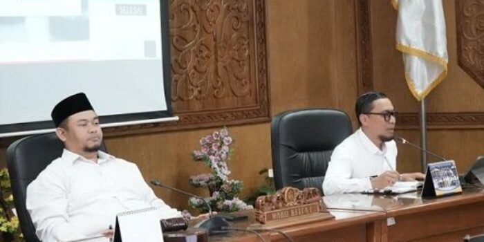 Sekwan Kutim, Jainuddin, S.E., M.M., saat Kegiatan pengarahan dalam rapat khusus Bagian Program Keuangan yang digelar di Ruang Hearing DPRD Kutim, pada Rabu (4/2/2026). Foto: HO/Setwan dprdkutim