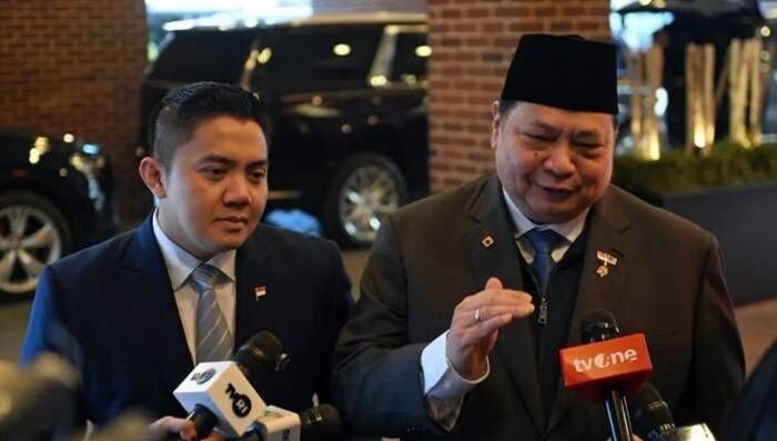 Sekretaris Kabinet Teddy Indra Wijaya (kiri) dan Menteri Koordinator Bidang Perekonomian Airlangga Hartarto saat menjawab pertanyaan wartawan di Hotel Four Seasons, Washington DC, Amerika Serikat, Sabtu (21/2/2026). FOTO: ANTARA/Hafidz Mubarak