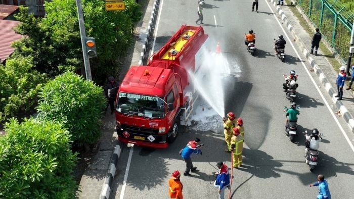 Simulasi Organisasi Keadaan Darurat (OKD) insiden mobil tangki di Jalan Panorama Baru, kawasan KPI Unit Balikpapan, pada Rabu (3/2/2026). Foto: HO/Pertamina Patra Niaga