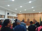 Suasana persidangan perkara penembakan di THM Crown yang berlangsung di Pengadilan Negeri Samarinda saat majelis hakim membacakan amar putusan, pada Rabu (25/2/2026). Foto: BorneoFlash/Nur Ainunnisa