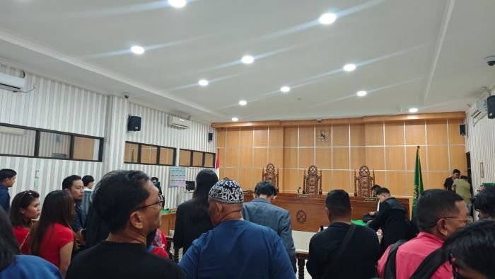 Suasana persidangan perkara penembakan di THM Crown yang berlangsung di Pengadilan Negeri Samarinda saat majelis hakim membacakan amar putusan, pada Rabu (25/2/2026). Foto: BorneoFlash/Nur Ainunnisa
