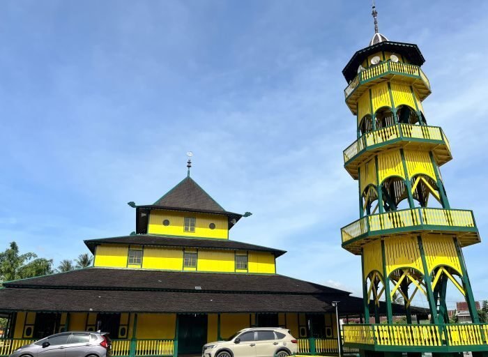 Tampak depan Masjid Shirathal Mustaqiem di Jalan Pangeran Bendahara, Kelurahan Mesjid, Kecamatan Samarinda Seberang. Foto: BorneoFlash/Nur Ainunnisa