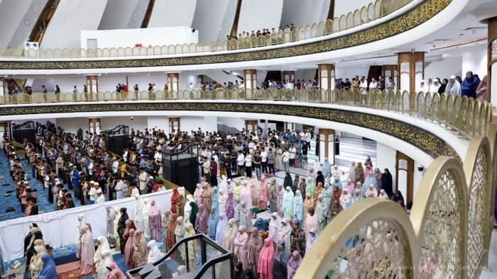 Tarawih perdana dilakukan di Masjid Negara IKN dipadati oleh ribuan jamaah pada 1 Ramadan 1447 H, pada Rabu (18/02/2026). Foto: HO/Humas Otorita IKN