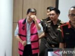 Tersangka BT ditahan Kejati Kaltim perkara korupsi penambangan ilegal di lahan transmigrasi yang merugikan negara Rp500 miliar. Foto: BorneoFlash/ANTARA/HO-Kejati Kaltim