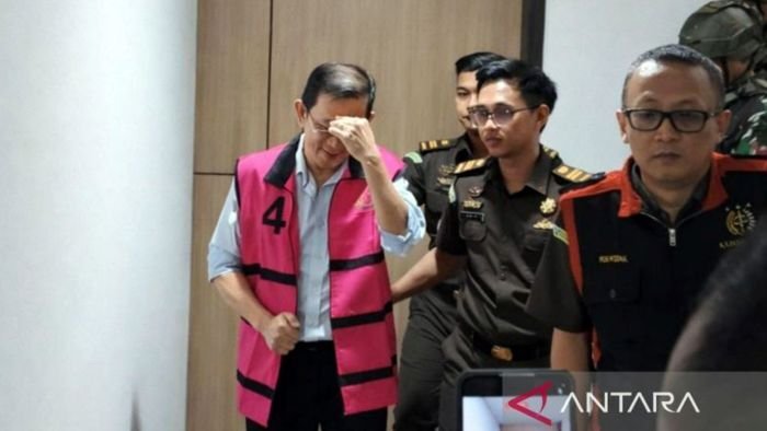 Tersangka BT ditahan Kejati Kaltim perkara korupsi penambangan ilegal di lahan transmigrasi yang merugikan negara Rp500 miliar. Foto: BorneoFlash/ANTARA/HO-Kejati Kaltim