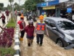 Tim Respons Bencana Batalyon A Pelopor Brimob Polda Kaltim turun Langsung ke lapangan untuk melakukan pemantauan dan penanganan terjadinya banjir di sejumlah wilayah Kota Balikpapan, pada Selasa sore (3/2/2026). Foto: HO/Humas Polda Kaltim