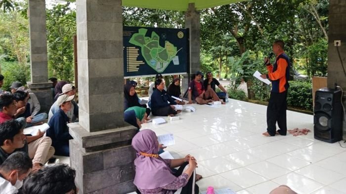Tim Solid Recovered Fuel (SRF) dari Institut Teknologi Kalimantan (ITK) melaksanakan pendampingan teknis pengolahan limbah kayu menjadi pellet RDF dan SRF di area gudang bahan bakar jumputan padat TPAS Manggar. Foto: HO/ITK