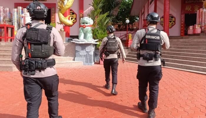 Tim patroli Detasemen Gegana Satuan Brimob Polda Kaltim dikerahkan melakukan pengamanan di Vihara Buddha Manggala, pada Senin (16/02/2026). Foto: HO/Humas Polda Kaltim
