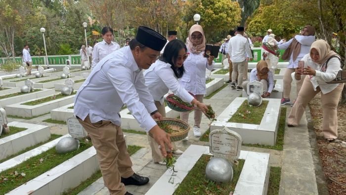 Tokoh Partai Gerindra Balikpapan, H. Bagus Susetyo, saat ziarah dan tabur bunga di TMP Dharma Agung, pada peringatan HUT ke 18 Tahun, pada Sabtu (7/2/2026). Foto: BorneoFlash/Niken Sulastri