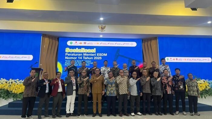 Wakil Gubernur Kaltim, Seno Aji, foto bersama setelah membuka kegiatan Sosialisasi Peraturan Menteri Energi dan Sumber Daya Mineral (ESDM) Nomor 14 Tahun 2025. Foto: BorneoFlash/Nur Ainunnisa