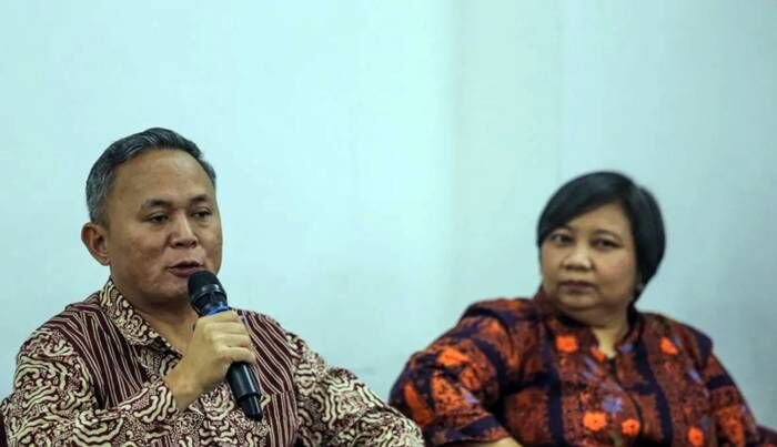 Wakil Menteri Hak Asasi Manusia (HAM) Mugiyanto (kiri) bersama Ketua Komnas HAM Anis Hidayah (kanan) menyampaikan paparan saat menjadi pembicara dalam diskusi publik di Jakarta. FOTO: ANTARA/Asprilla Dwi Adha/bar.