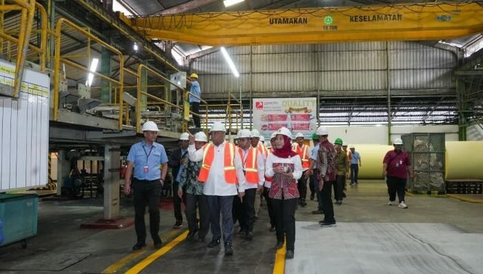 Wakil Menteri Ketenagakerjaan (Wamenaker), Afriansyah Noor saat kunjungan kerja ke PT Indah Kiat Pulp and Paper, Tangerang Selatan, pada Selasa (3/2/2026). Foto: HO/Biro Humas Kemnaker