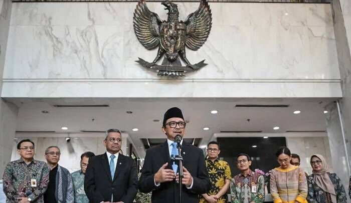 Wakil Menteri Keuangan Juda Agung (tengah) menyampaikan sambutan saat perkenalan dirinya sebagai wamenkeu baru di Gedung Kementerian Keuangan, Jakarta, Kamis (5/2/2026). FOTO : ANTARA/Sulthony Hasanuddin/bar.