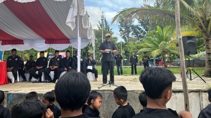 Wakil Wali Kota Balikpapan, H. Bagus Susetyo saat menghadiri aksi bakti sosial bersih pantai oleh Persaudaraan Setia Hati Terate (PSHT) di kawasan Monumen Perjuangan Rakyat (Monpera) Balikpapan, Pada Selasa (17/2/2026). Foto: BorneoFlash/Niken Sulastri
