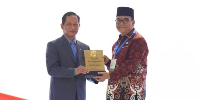 Wakil Wali Kota Balikpapan, H. Bagus Susetyo, menerima penghargaan dari Kementerian Lingkungan Hidup di Jakarta, pada Rabu (25/2/2026). Foto: BorneoFlash/Ist